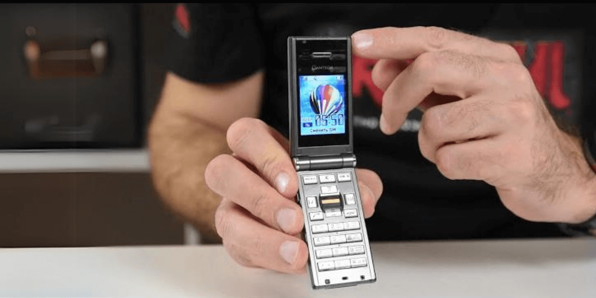 Imagem mão segurando o primeiro celular com biometria PantechGI100.