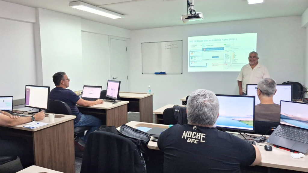 Espaço para cursos e treinamentos no centro de Curitiba com equipamentos profissionais