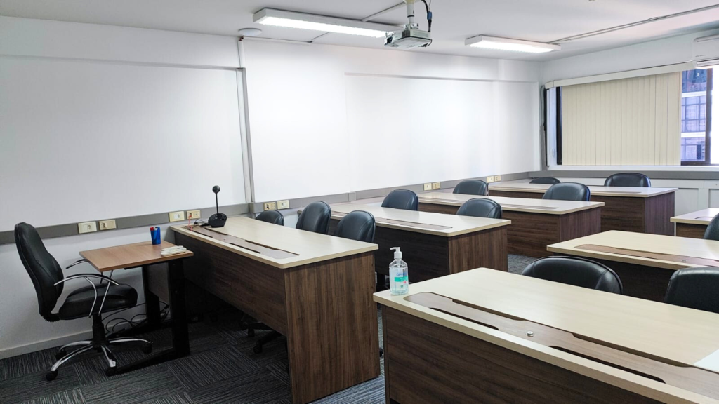 Sala para cursos no centro de Curitiba com estrutura completa para até 16 pessoas