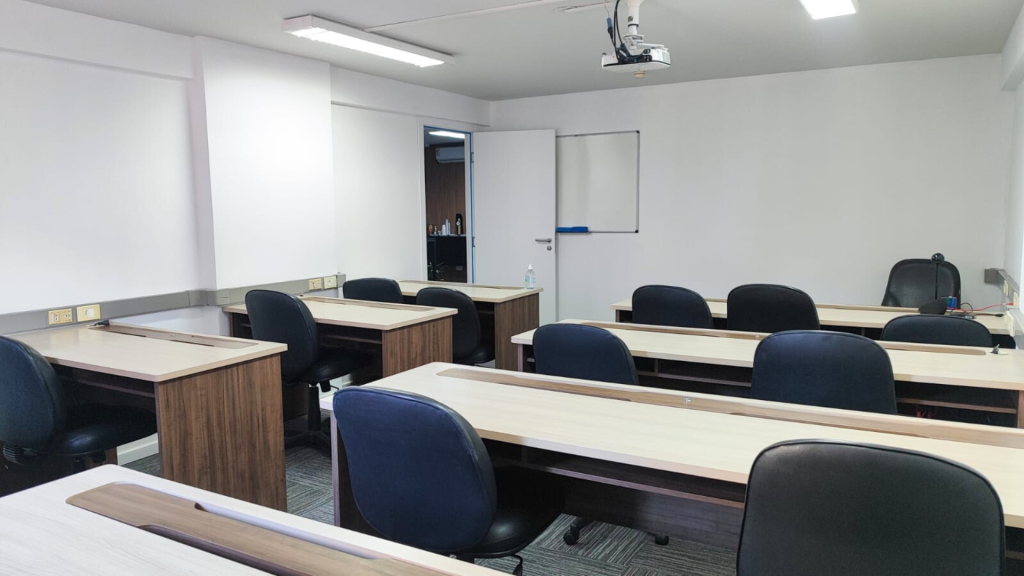 Sala para cursos no centro de Curitiba com estrutura completa para até 16 pessoas