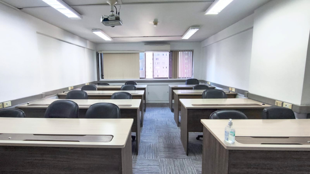 Sala para cursos no centro de Curitiba com estrutura completa para até 16 pessoas